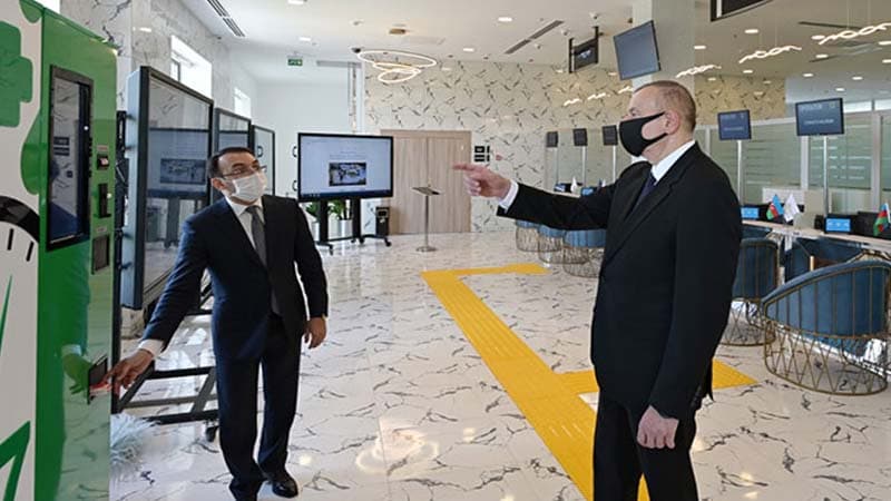  Prezident smart aptek aparatı ilə tanış olub (FOTO)