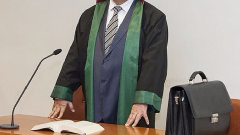 Məşhur prokuror vəkilliyə başladı
