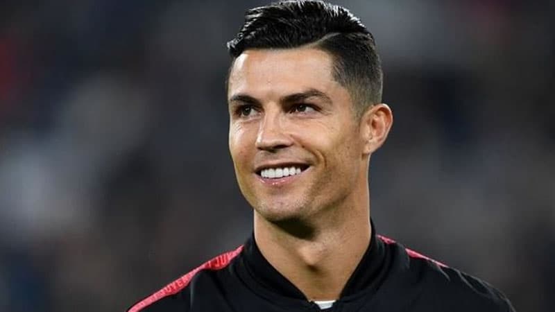 Ronaldu ilk milyarder futbolçu oldu