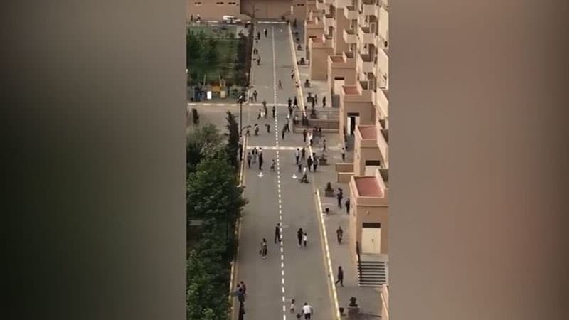 Evdən çıxmaq qadağasını kütləvi şəkildə pozan sakinlərə polis müdaxiləsi (VİDEO)