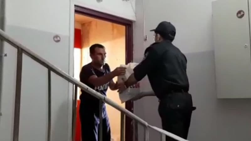 Polis ehtiyacı olana çörək apardı (VİDEO)