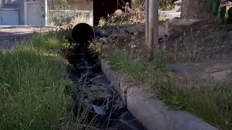 Su borusu partlayıb, kanalizasiya daşıb, tullantılar yollarda üzür (VİDEO)
