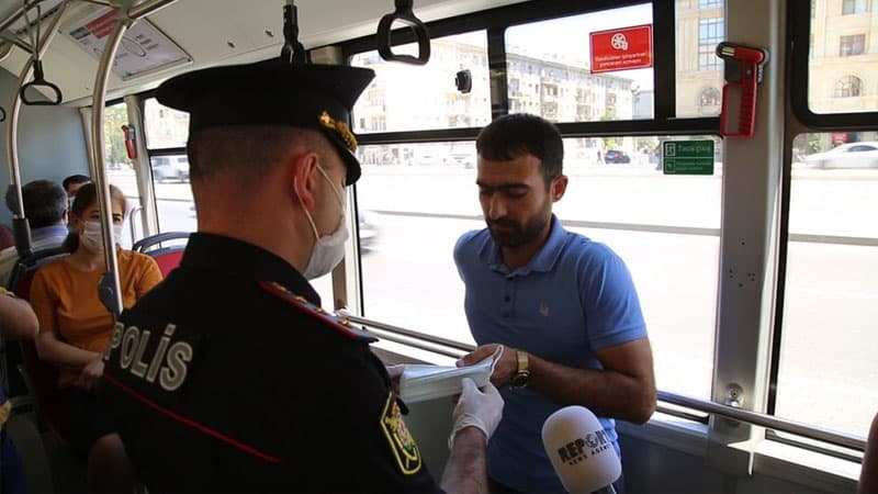 Bakıda polis avtobus sərnişinlərinin maskadan istifadəsi ilə bağlı reyd keçirib (VİDEO)