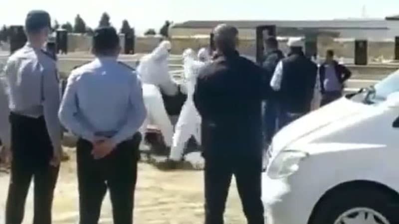 Azərbaycanda koronavirusdan ölən şəxsin dəfn görüntüləri (VİDEO)