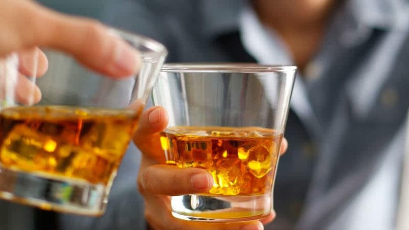 AQTA vaxtı keçmiş mallara icazə sənədini necə verir? - Bakıda saxta içki ajiotajı
