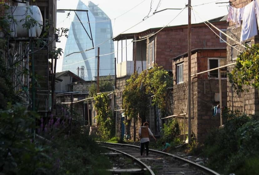 Qanunsuz tikililər dəmir yolu infrastrukturuna ciddi ziyan vurur (FOTO)