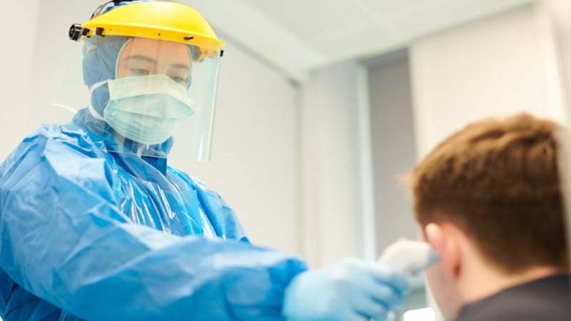 Evdə müalicə olunan koronavirus xəstələrinə telefonlarını söndürmək qadağan edilir