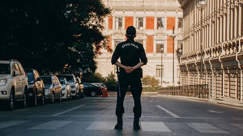 Sərt karantin günlərində hansı hallarda evdən çıxmağa icazə verilir?