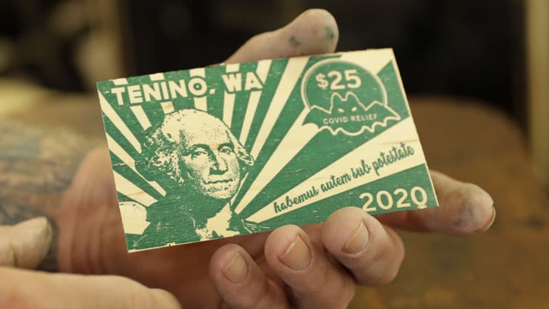 Bu qəsəbənin sakinləri alış-verişdə taxta dollardan istifadə edir (VİDEO)