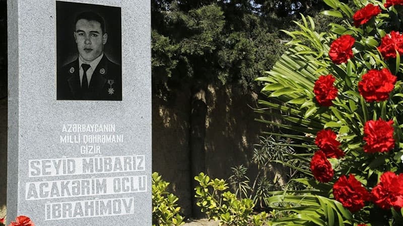 Müdafiə Nazirliyinin nümayəndələri Mübariz İbrahimovun məzarını ziyarət edib (FOTO)