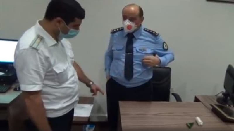 Azərbaycanda vəzifəli şəxsin cinayət başında yaxalanma görüntüləri yayıldı (VİDEO)