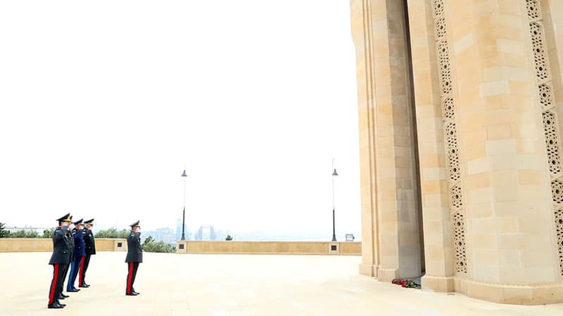 Müdafiə Nazirliyinin rəhbərliyi Fəxri və Şəhidlər xiyabanlarını ziyarət edib (FOTOLAR)