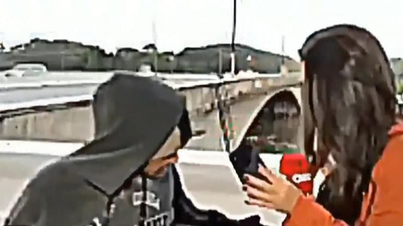 CNN-in müxbiri canlı yayımda soyuldu (VİDEO)