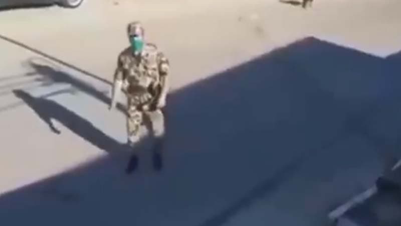 Hərbi qulluqçunu ələ salıb videoya çəkən şəxs saxlanıldı (VİDEO)
