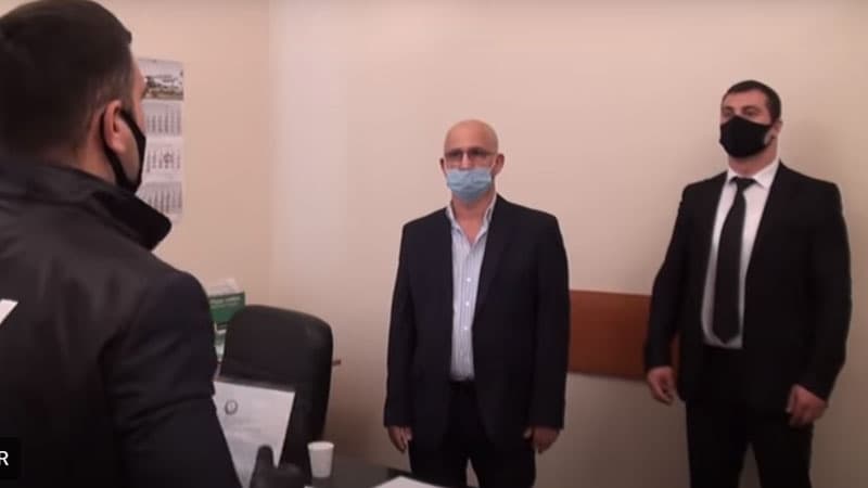 Həbs edilən XİN əməkdaşı avtoşun atası imiş (VİDEO)