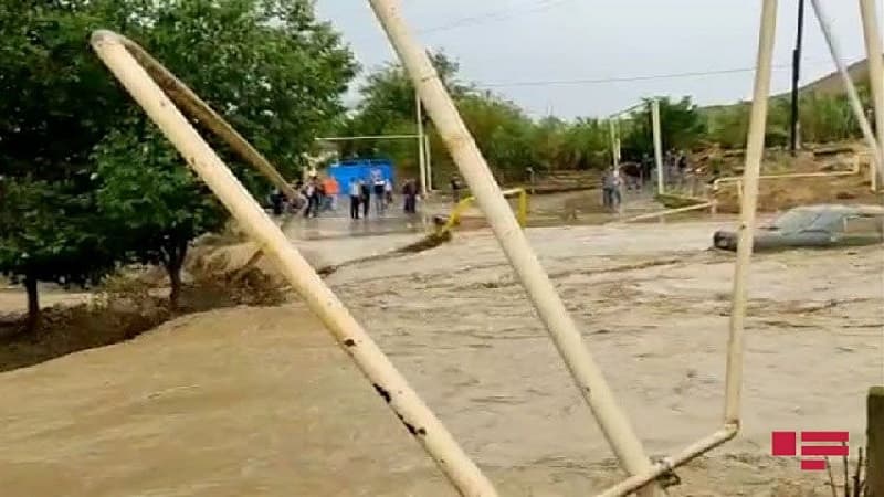 Qobustanda kəndi sel basdı - maşın sular altında qaldı (FOTO)