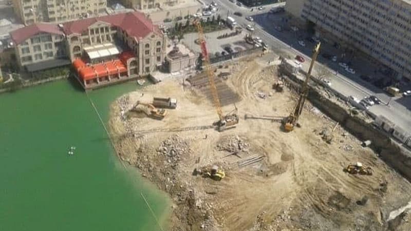 “Tri korona”nın yanındakı tikinti işləri dayandırıldı