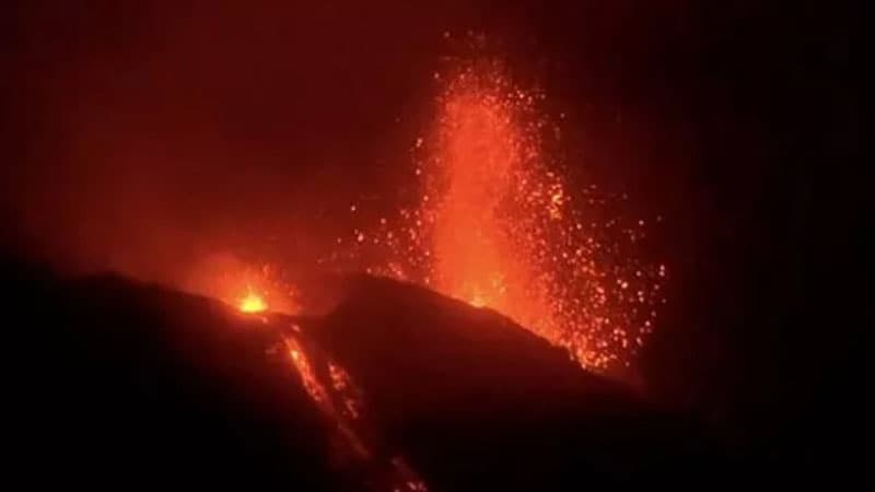Stromboli vulkanı püskürdü (VİDEO)