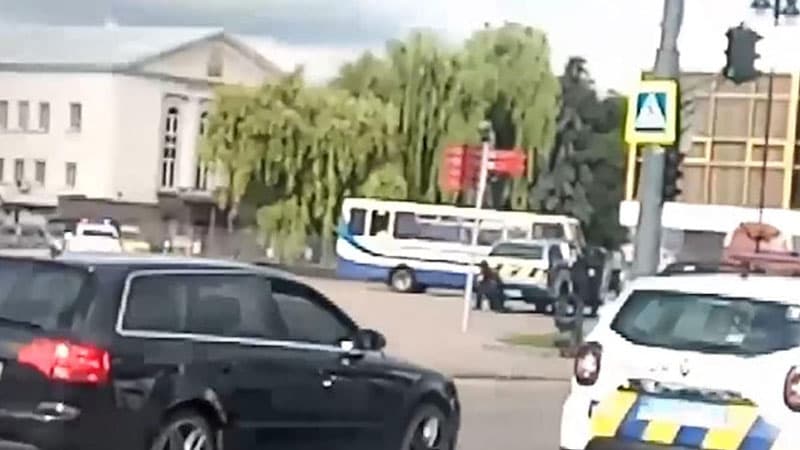 Ukraynada naməlum şəxs 20 nəfəri girov götürdü: üzərində bomba və silah var...