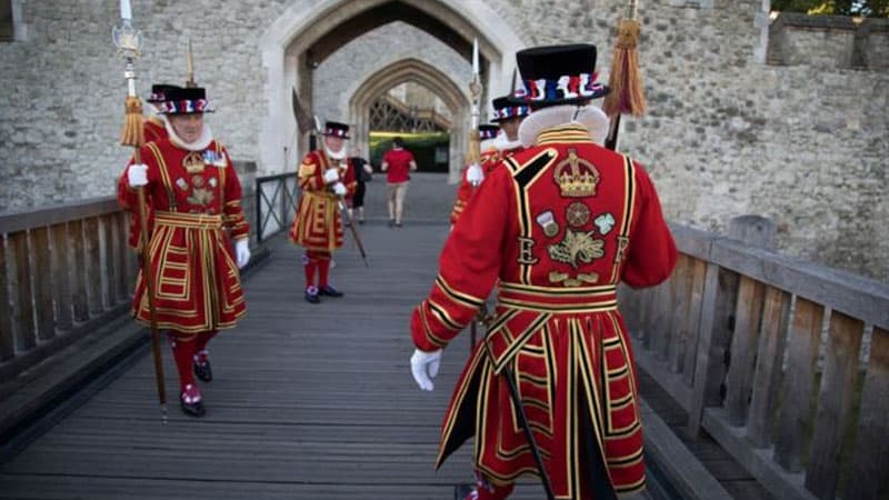 Böyük Britaniya kraliçasının mühafizəçiləri işdən çıxarılır - Tarixdə ilk