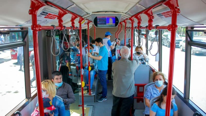 Avtobuslarda tibbi maskadan istifadə nə qədər önəmlidir? (VİDEO)