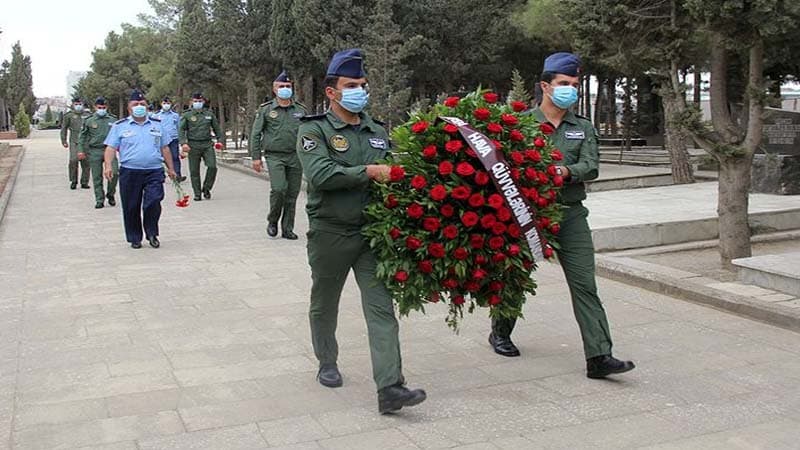 Müdafiə Nazirliyinin nümayəndə heyəti hərbi pilot Rəşad Atakişiyevin məzarını ziyarət edib (FOTO)