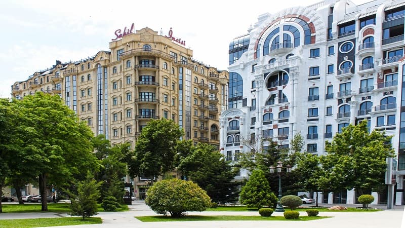 Bakıda silahlı kişi “Sahil” bağında gəzintiyə çıxdı