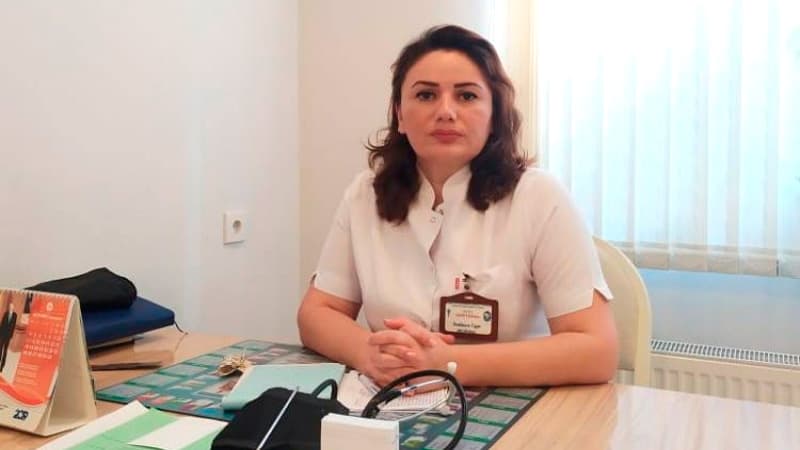 Koronavirusla könüllü mübarizə aparan həkim: “Bir həftəyə saçım ağardı”
