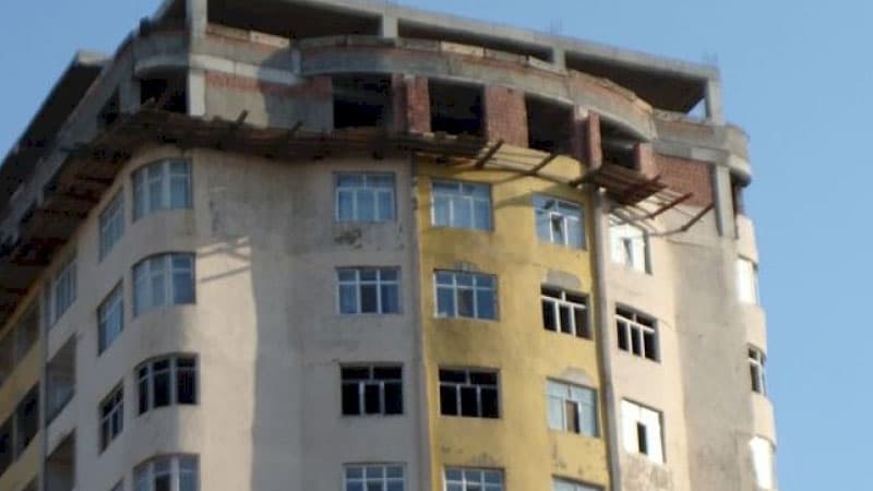 Bakıda 15 mərtəbəli binanın üstündə daha iki mərtəbə tikilir (FOTOLAR)