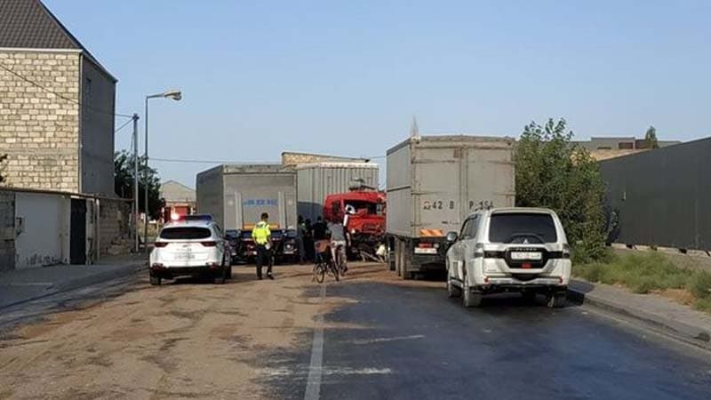 Bakıda yola dağılan maddə zəncirvari qəzaya səbəb oldu (FOTO)