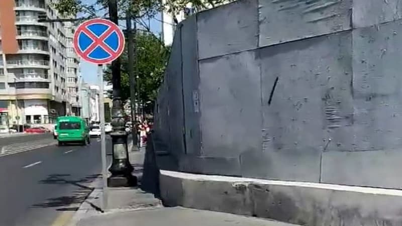 Bakının bu küçəsində piyadalar hərəkət edə bilmir (VİDEO)