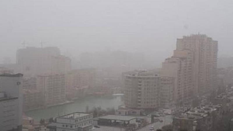 Külək Bakını toz-dumana bürüdü (FOTO)