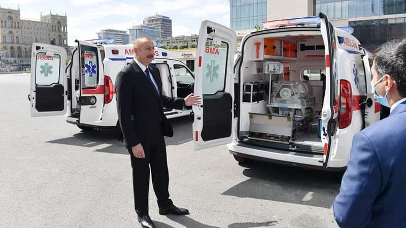 Prezident ölkəyə yeni gətirilmiş təcili tibbi yardım avtomobilləri ilə tanış oldu (FOTOLAR)