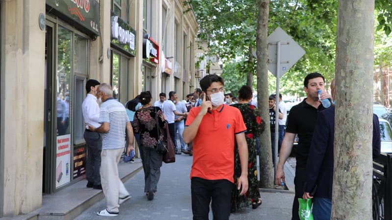 Sərt karantin rejimi tətbiq edilən yerlərdə bu qadağalar qüvvədə qalır (SİYAHI)