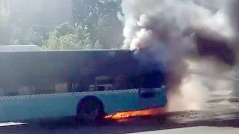 Bakıda sərnişin avtobusu yandı