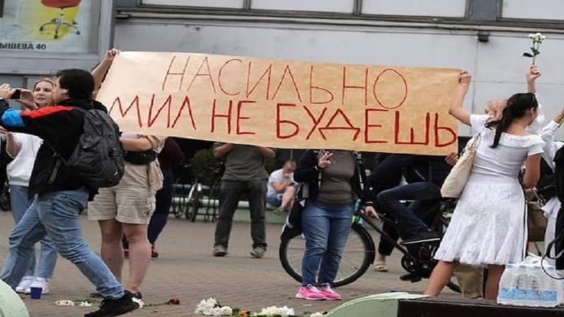 36-cı gün: Xabarovsklular bu dəfə yürüşə "Yaşasın Belarus!" şüarı ilə çıxdı