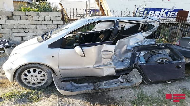 Sumqayıtda minik avtomobili avtobusla toqquşub, ölən var (FOTO)