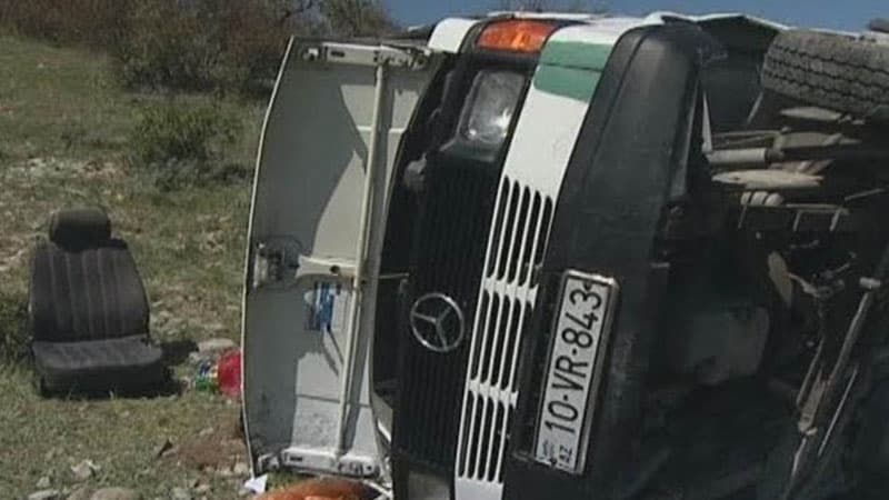 Samuxda işçiləri daşıyan mikroavtobus aşdı: 11 yaralı var