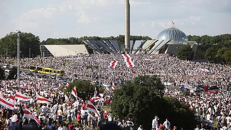 Belarus bu gün: Lukaşenkoya dəstək və etiraz mitinqləri (FOTOLAR)