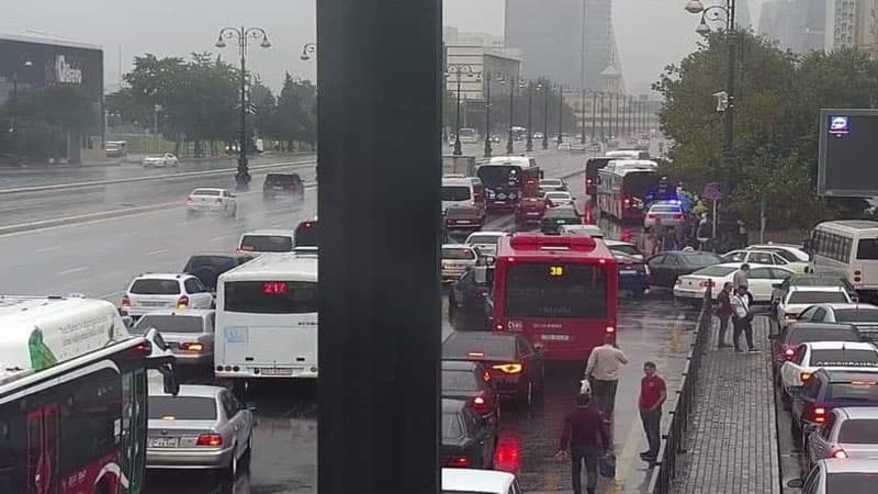 Prospektdəki qəza tıxaca səbəb oldu (FOTO)