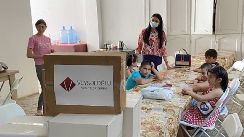VEYSƏLOĞLU uşaqları sevindirdi (FOTO)