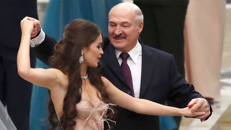 Lukaşenkonun məşuqəsi adlandırılan gözəl döyülənlərə baş çəkdi, üzr istədi