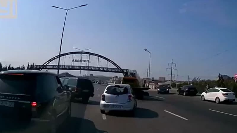 Bakıda qəribə qəza: sürücüsüz avtomobil beton arakəsməyə belə dəydi (VİDEO)
