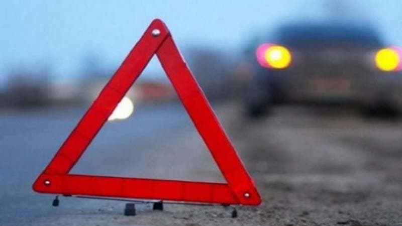 Ağstafada mikroavtobus 2 piyadanı vuraraq “KamAZ”a çırpılıb