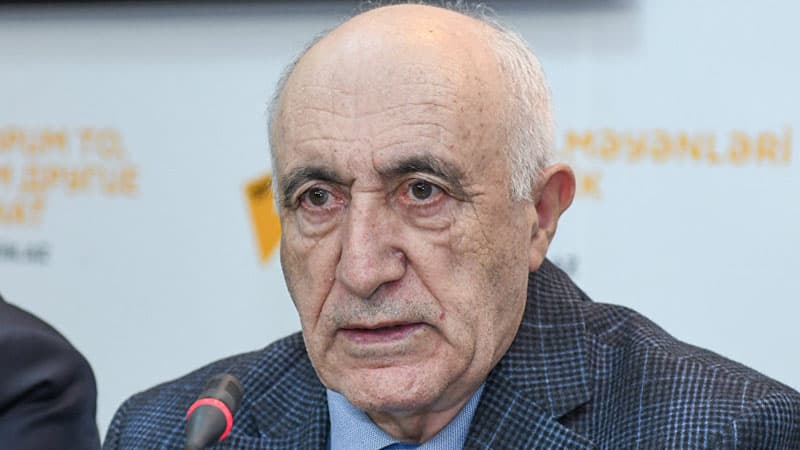 Professor: "Böyük adamların toyunda çox kiçik adamların nə işi?"