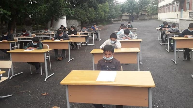 Azərbaycanda şagirdlər açıq havada imtahan verdi (FOTOLAR)