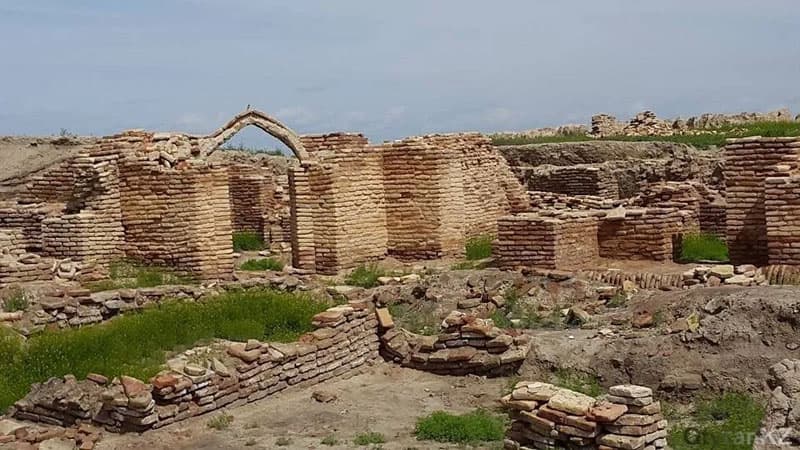 Krımda orta əsr şəhərinin mərkəzi meydanı tapıldı - Əski-Kərmən