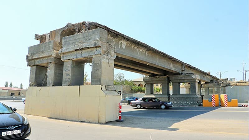 Xırdalan yolundakı körpü belə sökülür (FOTOLAR)