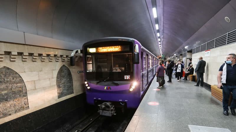 Dərslər başlayır - metro açılmalıdırmı?