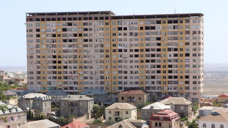Bakıda illər əvvəl istismara verilən binaya iki mərtəbə də artırılır